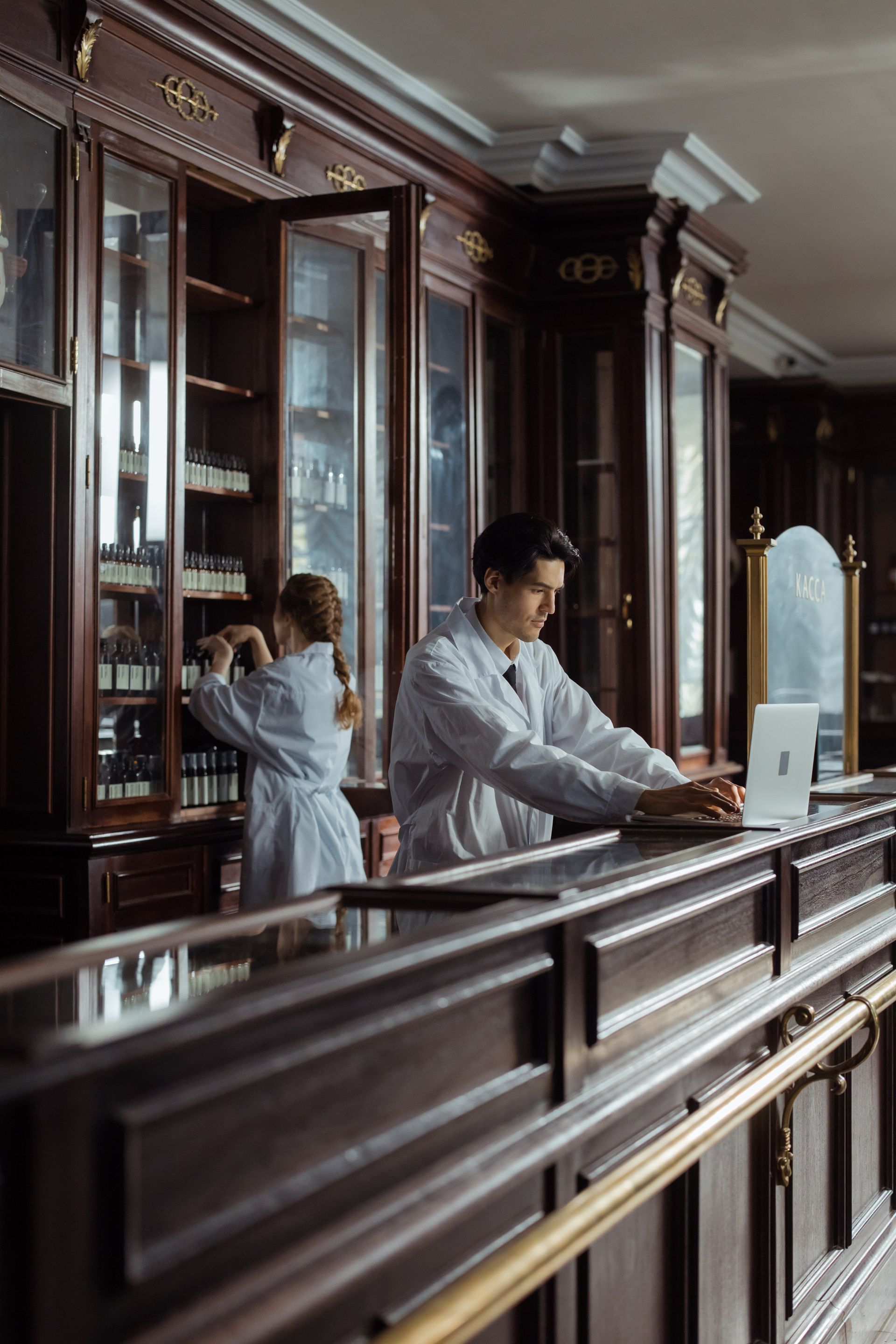 Une pharmacienne au comptoir de son officine